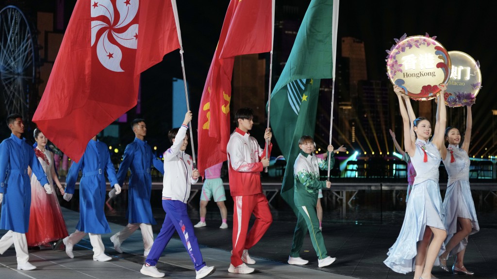 香港旗手杜凱琹、廣東旗手陳俊兒、澳門旗手朱雨玲。 新華社  