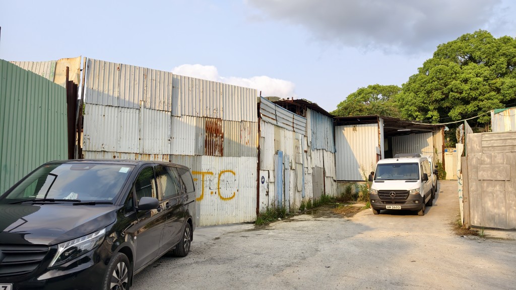 鐵皮場位於粉嶺坪輋一個偏僻位置。黃文威攝 鐵皮場位於粉嶺坪輋一個偏僻位置。黃文威攝