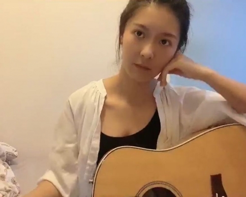 余香凝除了是發起人外 ，更負責彈結他。