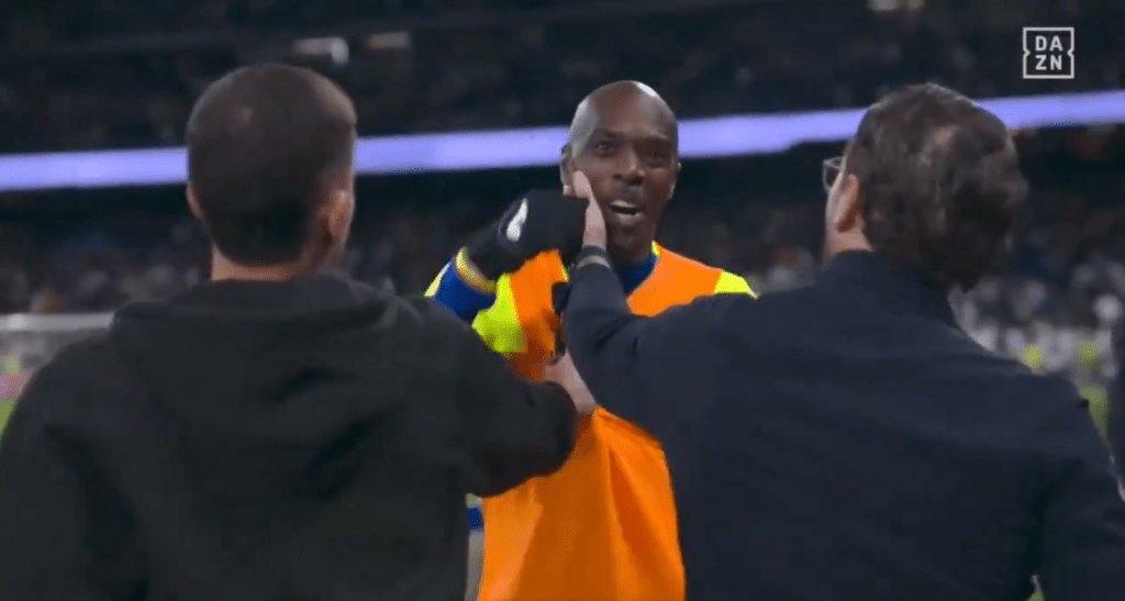 阿伦尼安在完场后，走向皇马后备席庆祝。影片截图