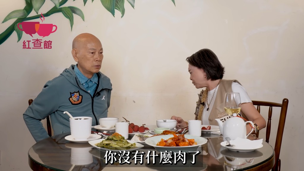 羅家英說：「而家唔係喇，坐喺度……講啦！好多濕碎嘢要拗，大家講道理啫。」