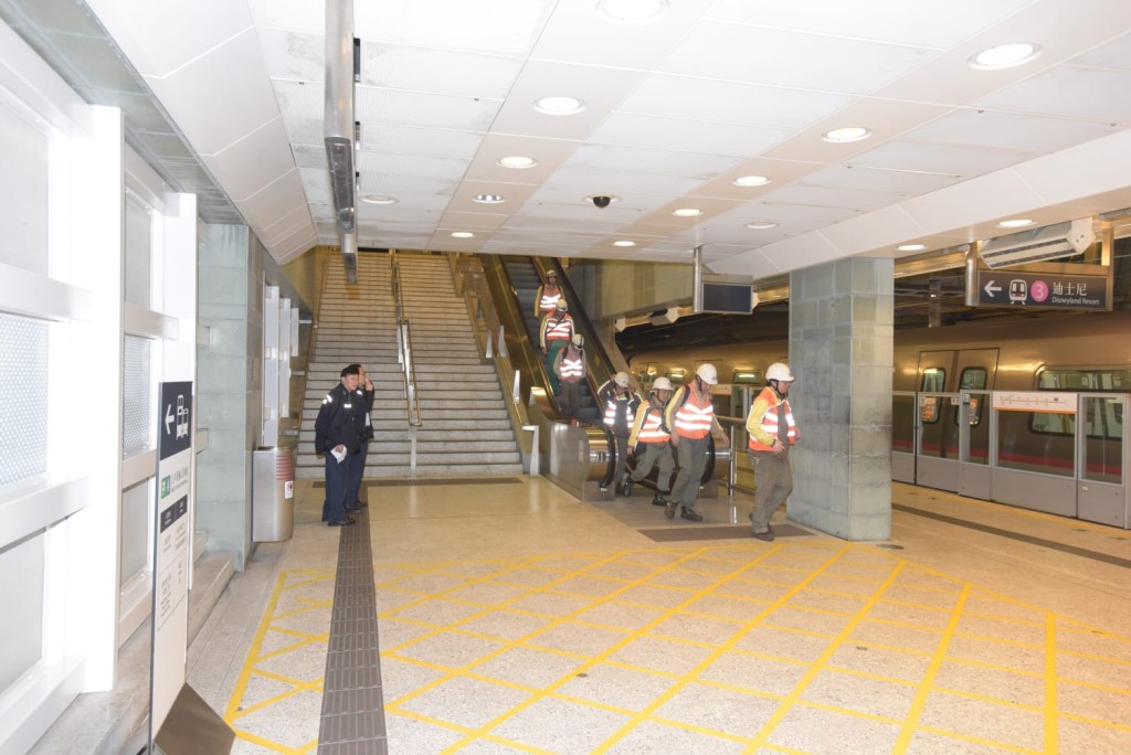 港鐵指事件起因是欣澳站附近架空電纜損毀,導致列車集電弓亦受損。