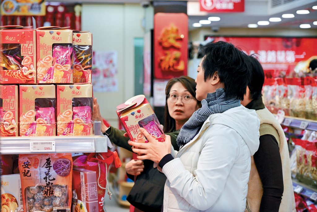 受經濟前景不明朗影響,市民辦年貨時會比較不同貨品及價格。