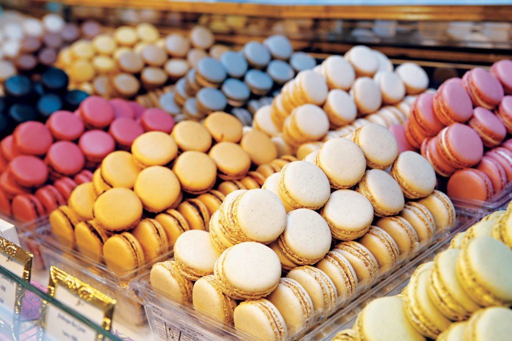 據說十六世紀的巴黎，已經出現馬卡龍這種甜點，工序繁複，每個步驟都得一絲不苟。