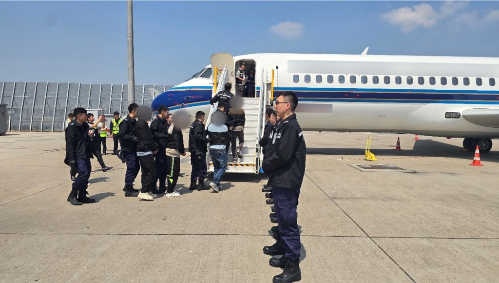 續有6巴裔假難民激烈反抗遣返 入境處再派員登專機押解