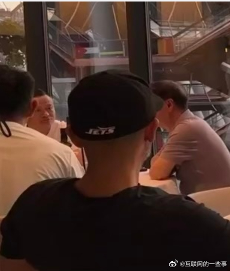 马云、杨元庆等科技大老现身世界杯决赛现场。微博 马云、杨元庆等科技大老现身世界杯决赛现场。微博
