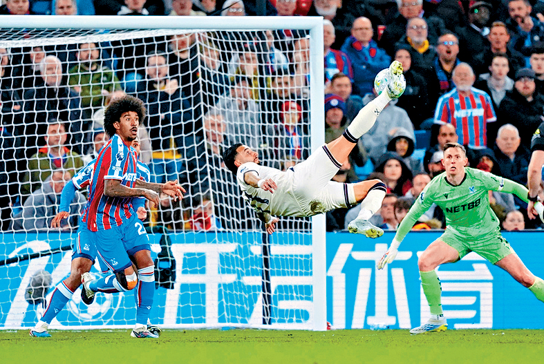 韋斯咸（中）與水晶宮互交白卷。