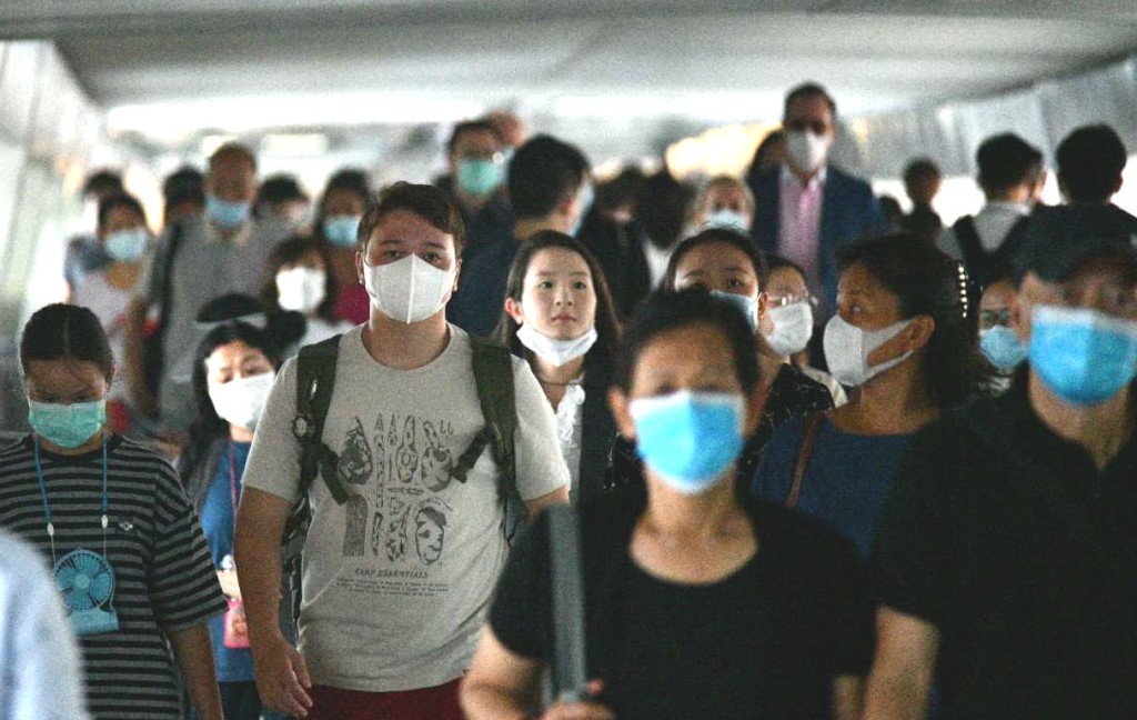 张竹君指要病患佩戴口罩才能有效防止感染。