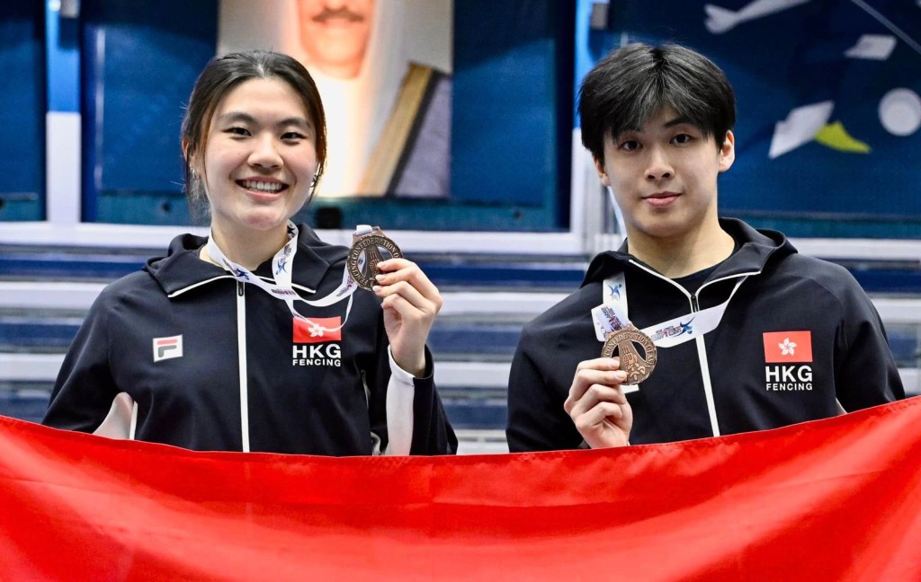 薜雅齊及鄭鐵男分奪女佩及男花青年個人賽銅牌。香港劍總圖