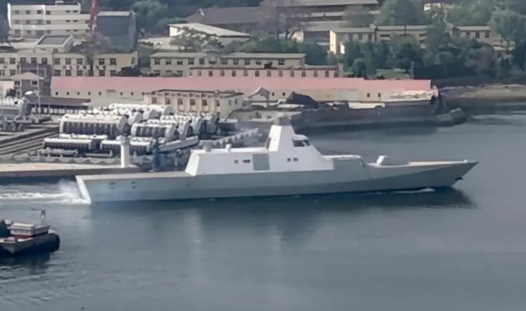 解放軍新隱形護衛艦加設角反射器海試，以防雷達特徵外洩。網圖