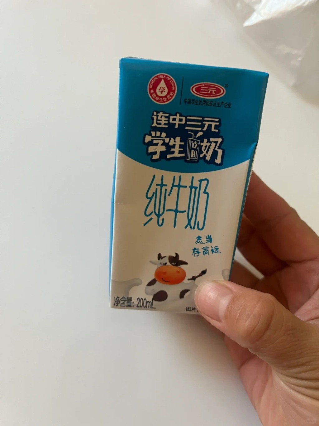 內地許多中小學也推廣學生飲用牛奶。網圖