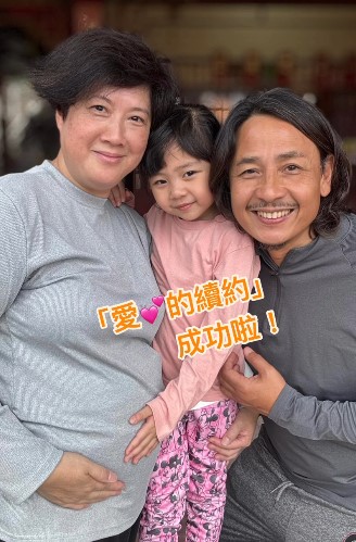 黃澤鋒囡囡摸着媽媽肚腩。 黃澤鋒囡囡摸着媽媽肚腩。