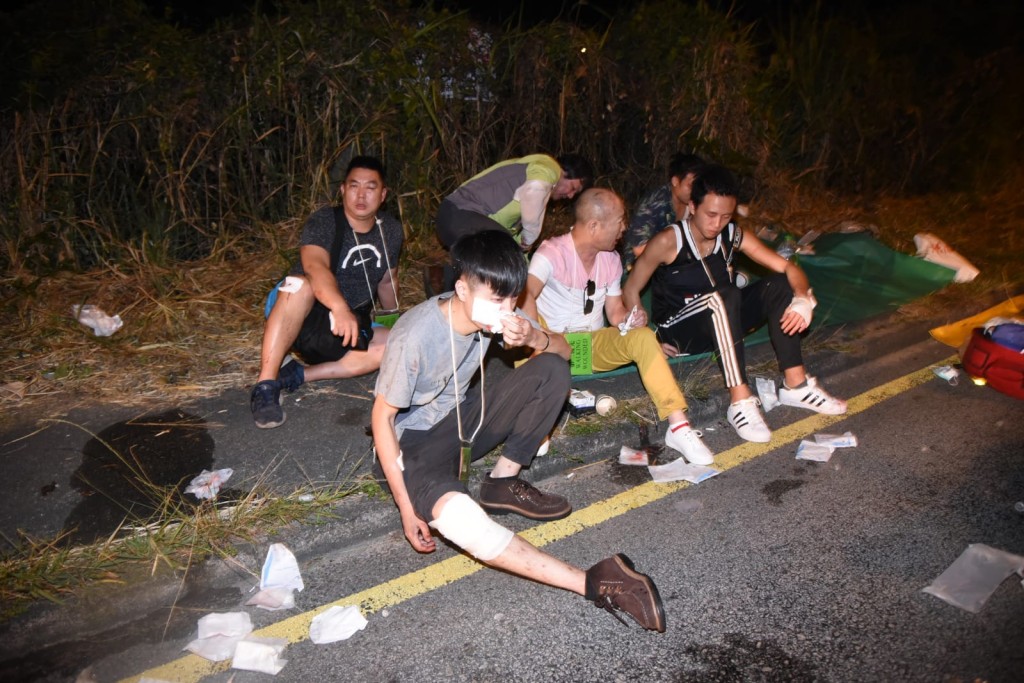 傷者坐在路邊等待救援。