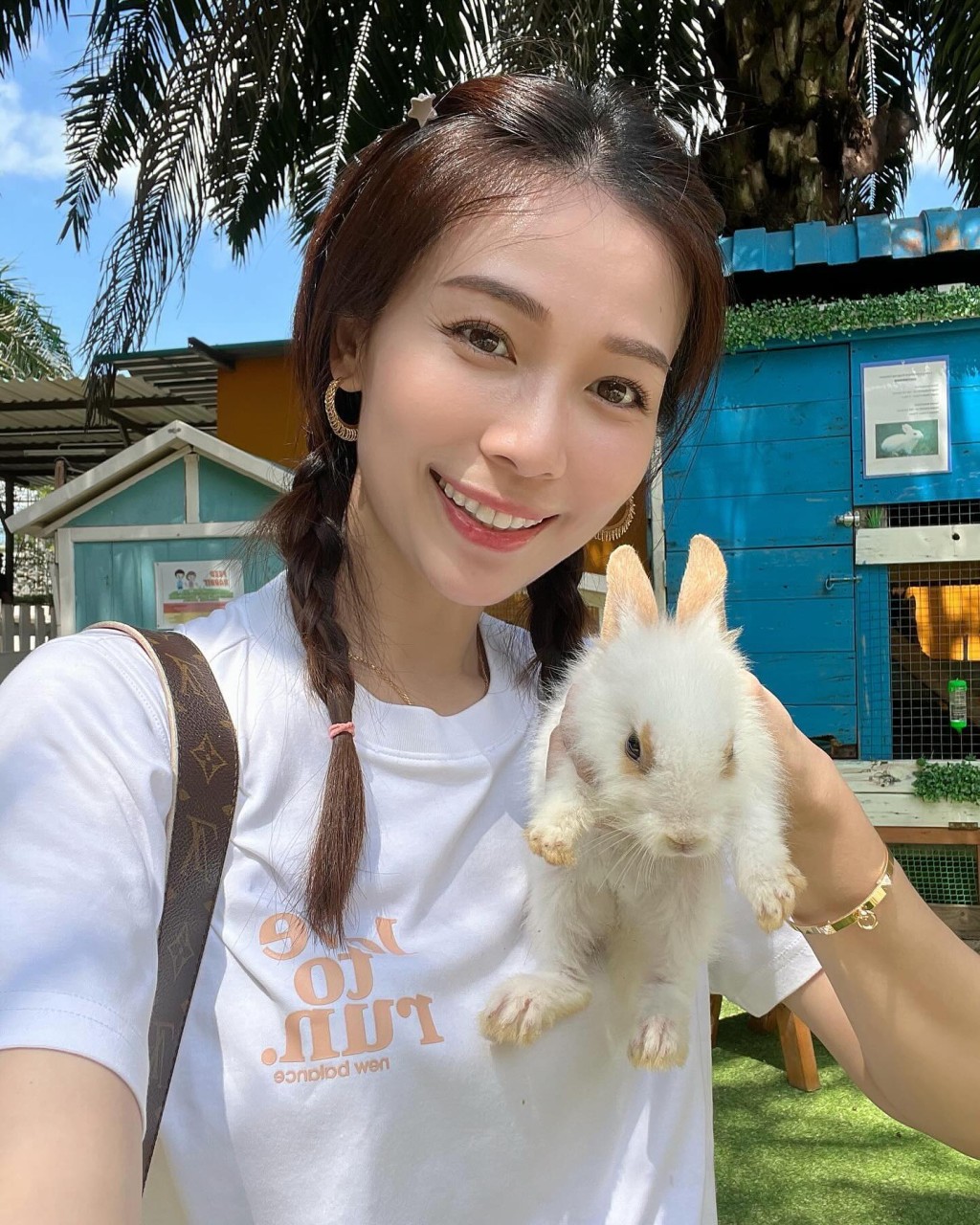 楊秀惠帶小朋友到動物園餵草泥馬、小白兔等。