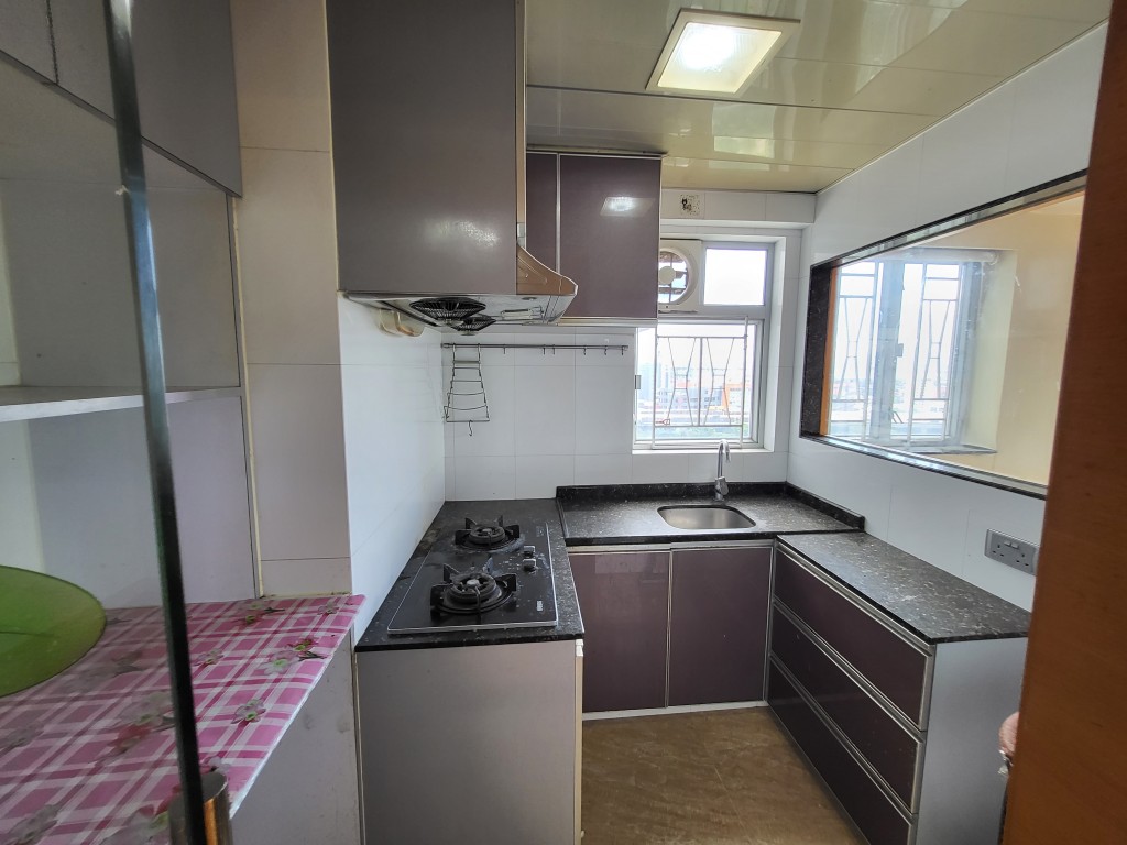 廚房擁U形工作枱，有多組廚櫃，收納空間足。