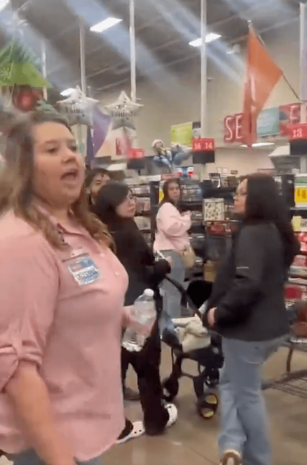 影片顯示，超市一名女職員向現場民眾解釋電腦系統暫時無法恢復。X@michaelschwab13（下同）