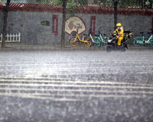 北京出現暴雨。