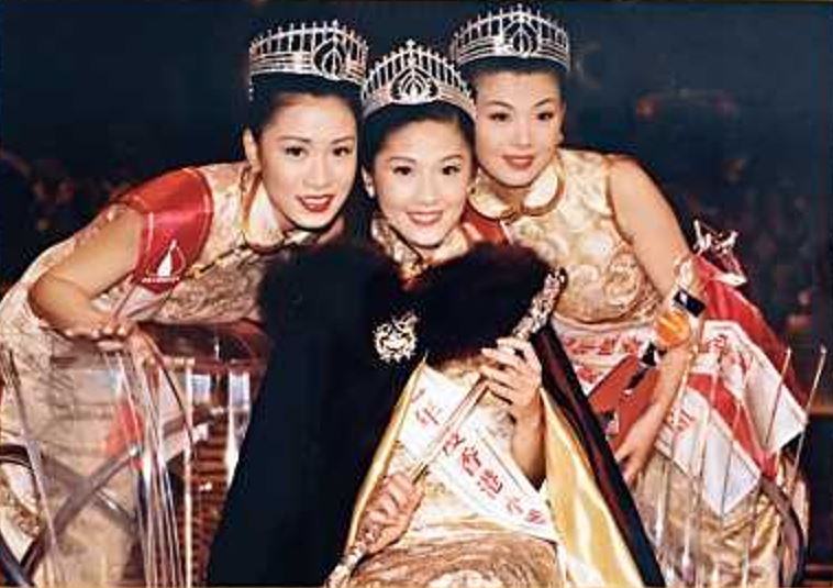 翁嘉穗（中）是1997年香港小姐冠军，同届亚军是李明慧 （右）、季军是佘诗曼。