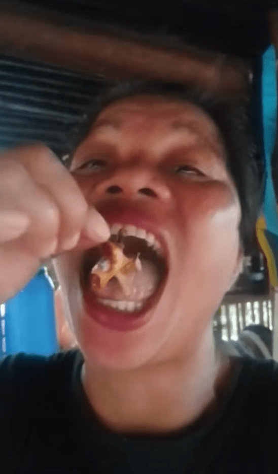 並在鏡頭前試食，顯得津津有味。