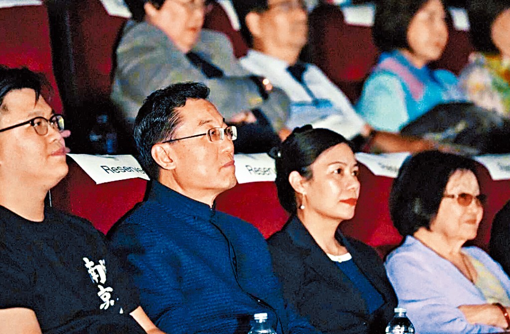 謝鋒和夫人一同觀看電影。