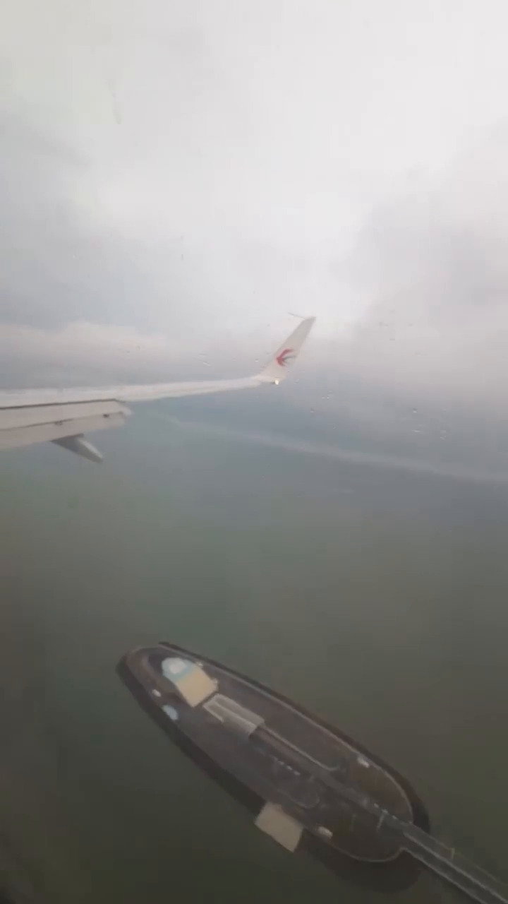香港天文台前日（14日）早上一度發出黑色 暴雨警告信號，一名到雲南香格里拉旅遊後 ，乘坐飛機由昆明回港的女乘客正經歷「人 生第一次在黑雨下降落」。Threads截圖