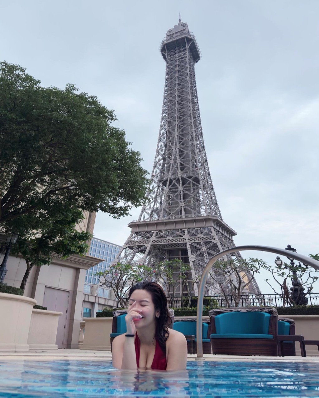練美娟今日（13日）在IG貼上泳照，雖然她浸在泳池中，但她雙手一夾，澎湃的上圍又深又長的事業線直飆上頸，看得網民熱血沸騰。