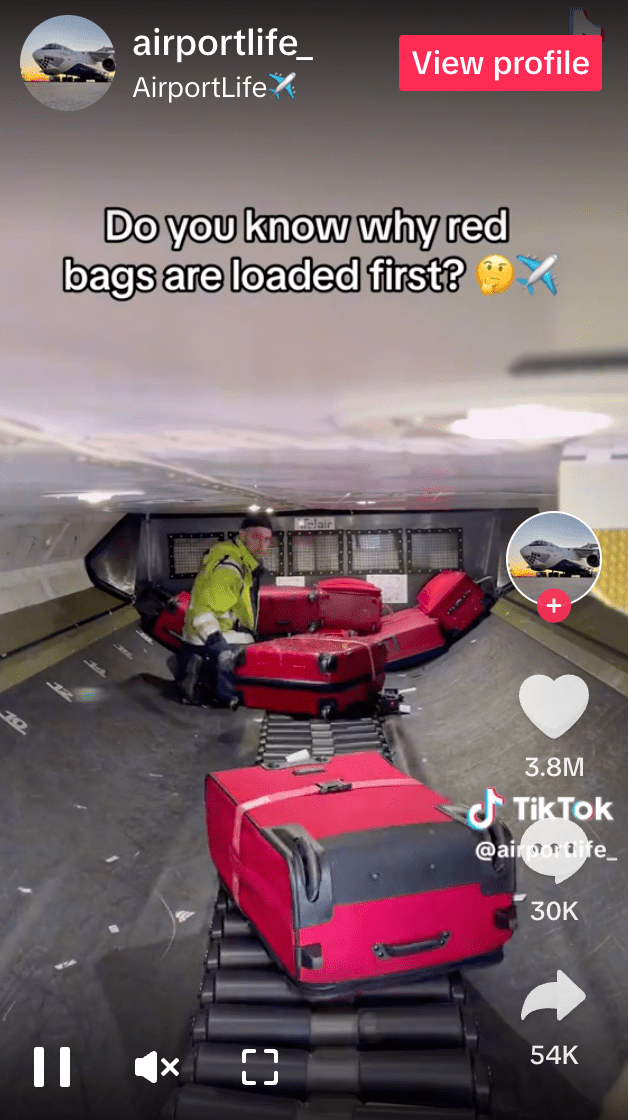 該段短片的拍攝背景疑似一個飛機貨艙，艙務員首先把全部大大小小不同的紅色行李箱堆放在貨艙的最入部分。