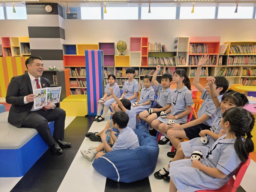 陳承邦表示，新版漫畫結合AR技術，令靜態圖畫可以「活起來」，學生只要用手機掃二維碼，熊貓便會在畫面中活動。受訪者提供
