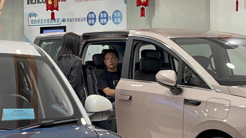市民郑先生不断向职员了解有关电动车“一换一”补贴的详情。曾志恒摄