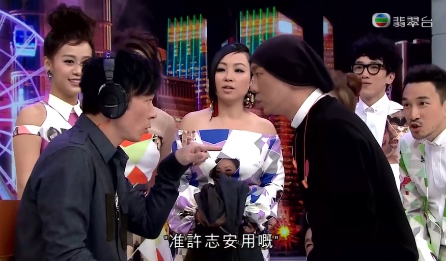 眼定定望實安仔玩遊戲。《我愛香港》節目截圖