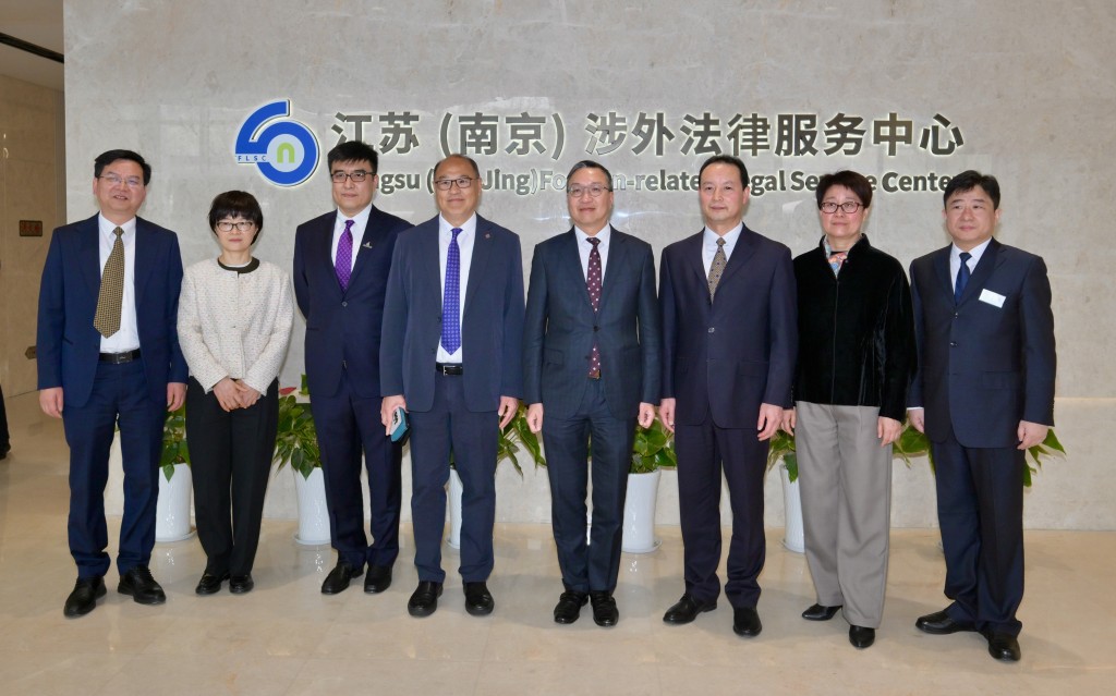 林定國（右4）今日參觀江蘇（南京）涉外法律服務中心，了解當地涉外法律服務的發展。政府新聞處圖片