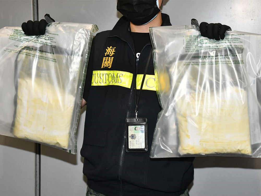 海關在男子行李中搜出2.2公斤,市值390萬的懷疑可卡因。