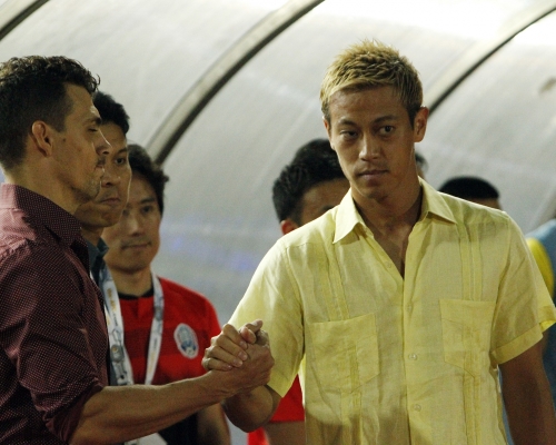 本田圭佑(右)目前是柬埔寨主帥,執教經驗豐富。AP