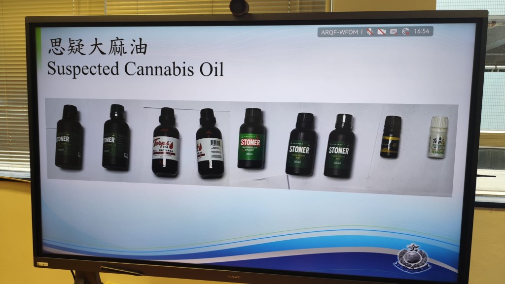 警方在單位內檢獲大量大麻油。 警方在單位內檢獲大量大麻油。