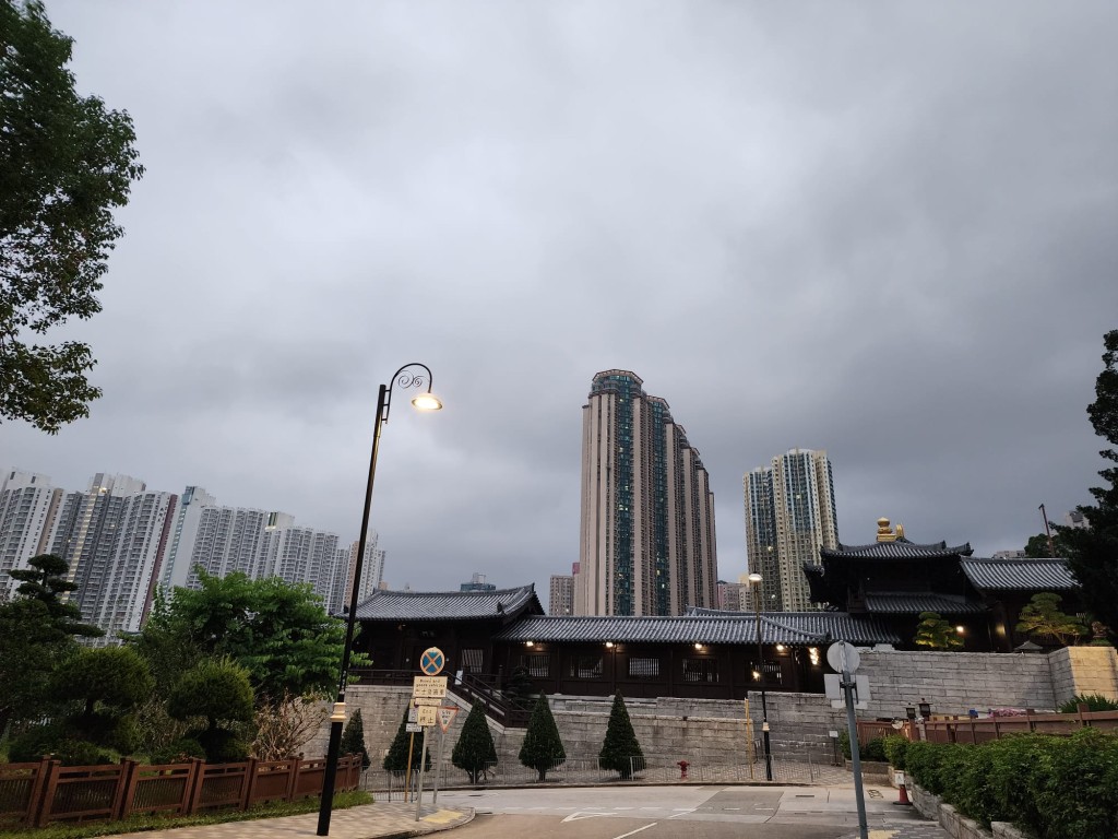 本港地區今日大致多雲，短暫時間有陽光。黎志偉攝