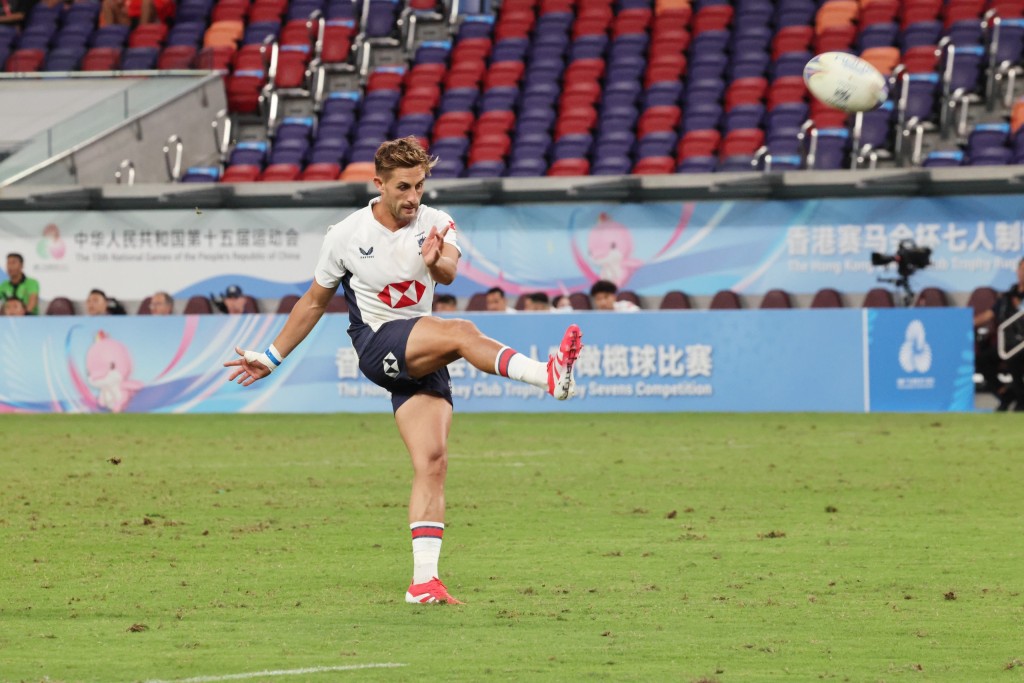 拜恩菲立斯负责附加罚球，是队中最忙一人。徐嘉华摄