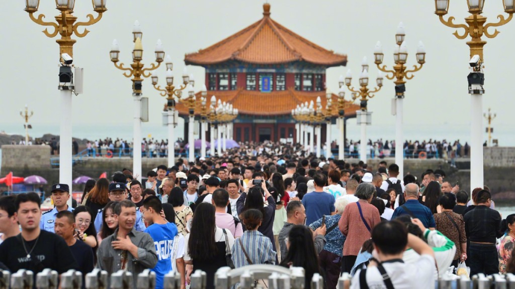 中秋國慶長假,內地各大景點,遊人也擠得滿滿。新華社