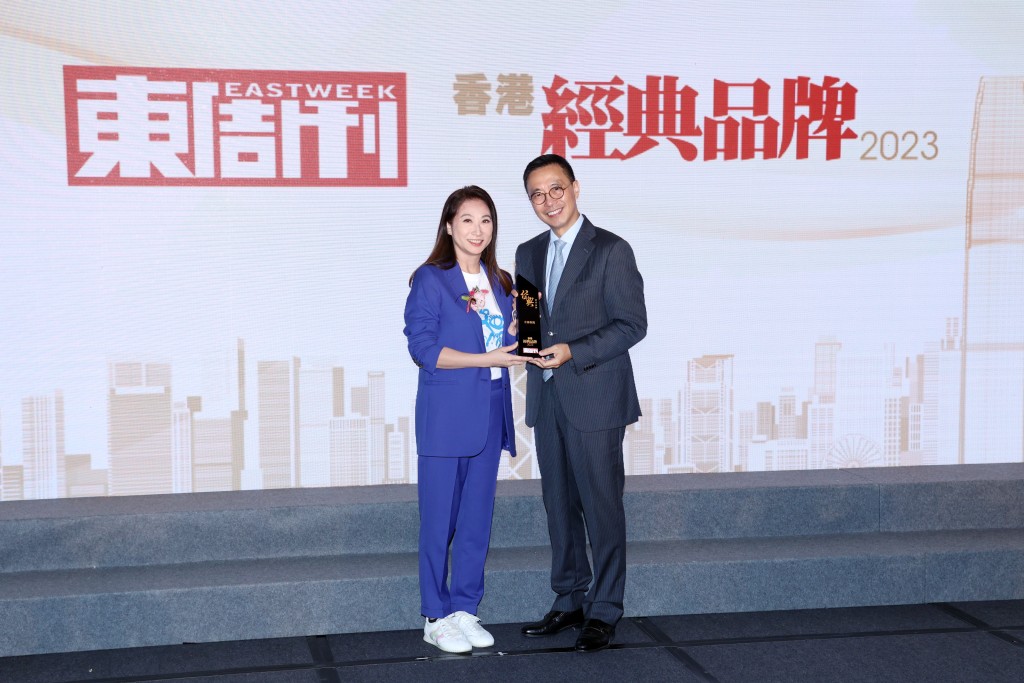 有線新聞獲頒「經典品牌」大獎，總經理關慧玲（左）代表有線新聞上台領獎。