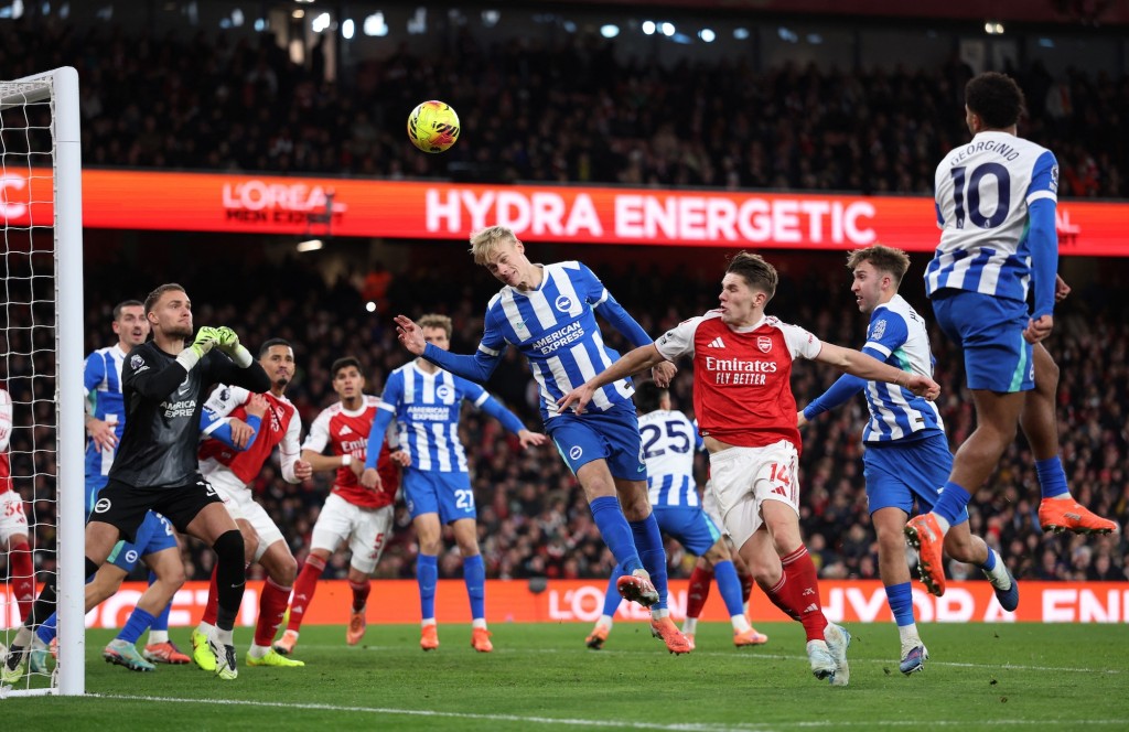 白礼顿前锋鲁达在前柱欲头槌解围，变成将皮球跣入己队龙门。路透社