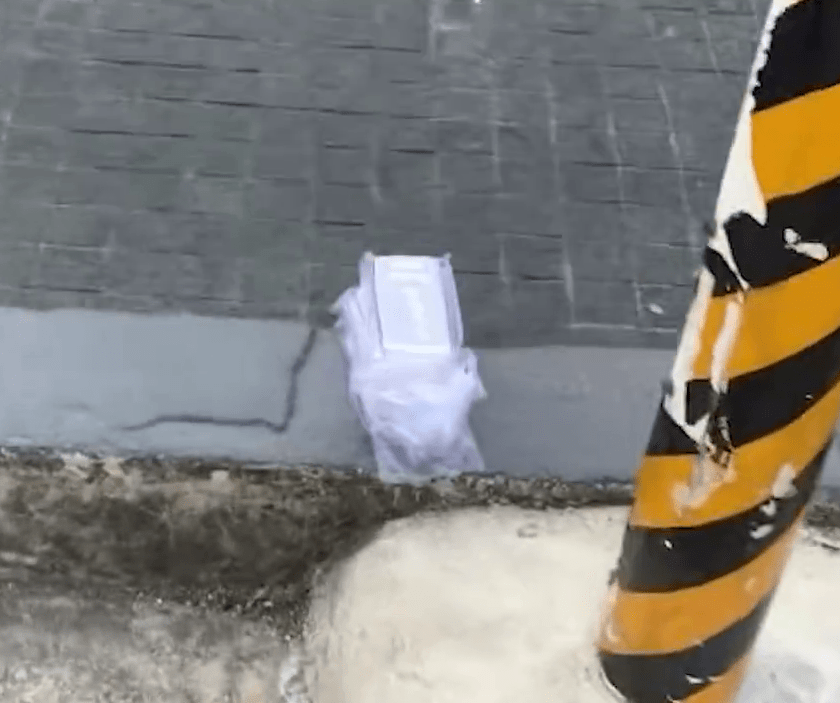深圳水貝¥15萬銀磚遺留街頭。 南方都市報