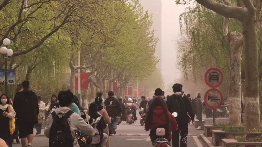 北京沙尘暴，街头漫天黄沙。 微博图