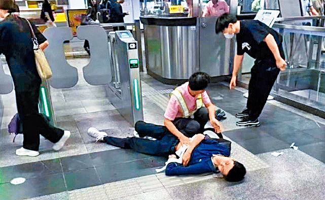 有傷者倒在上海地鐵9號線閘口前。