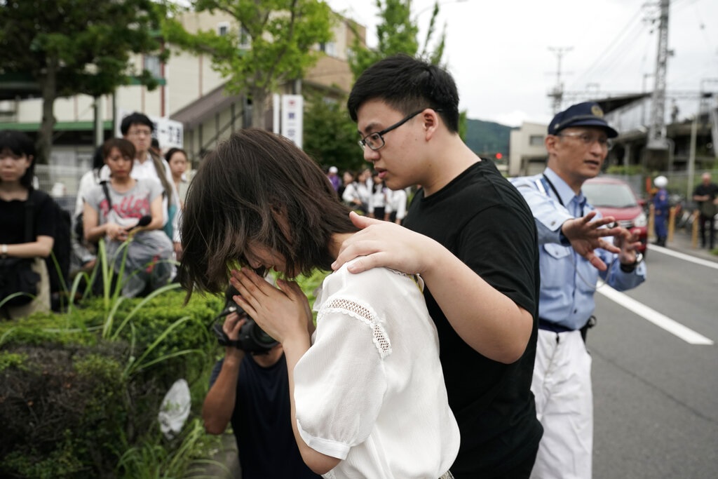 民眾到縱火現場悼念死者。AP圖片