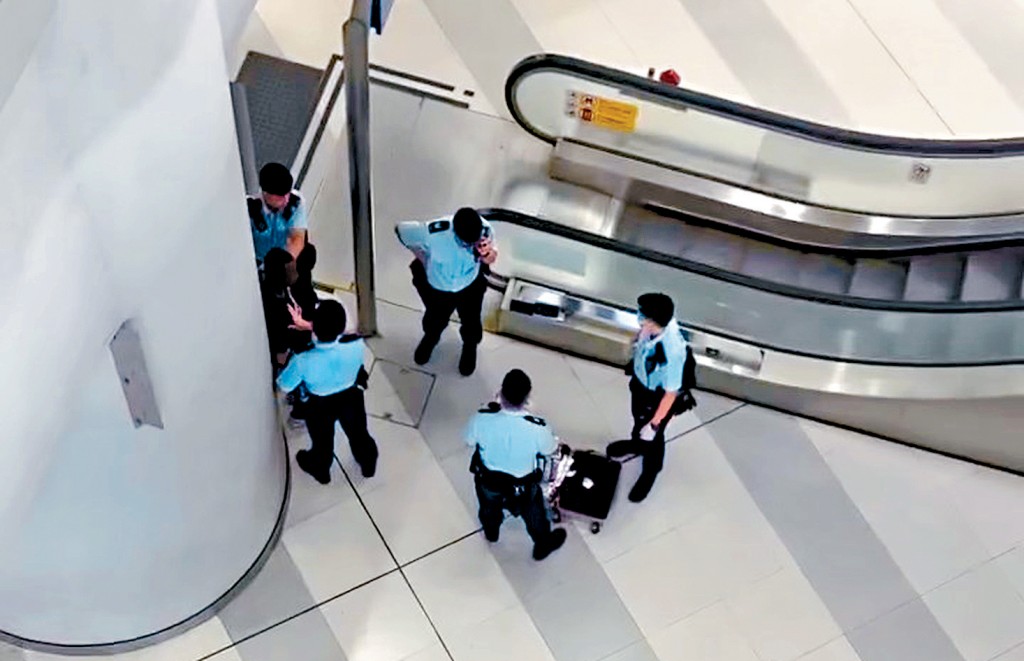 警員截查持行街紙的尼日利亞籍男子,發現其行李藏有毒品。