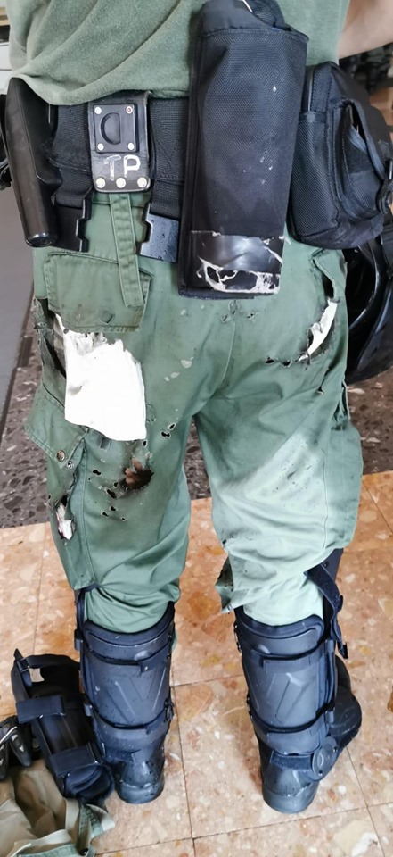 警方指有警員被腐蝕性液體濺中灼傷。警方圖片