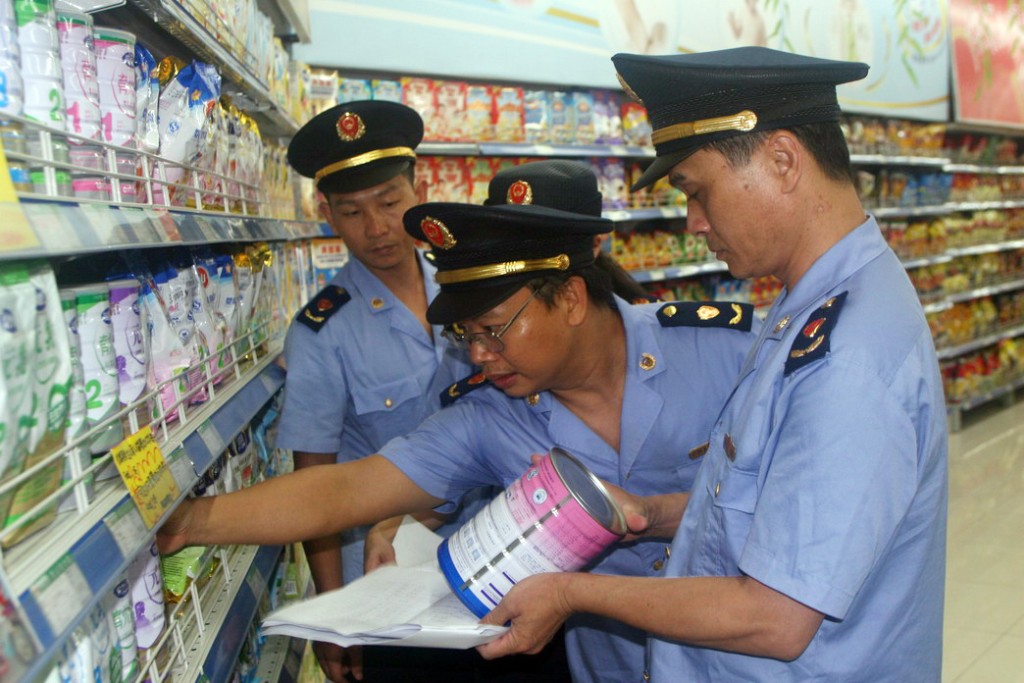 各地執法人員到超市等地點巡查奶粉產品。 新華社