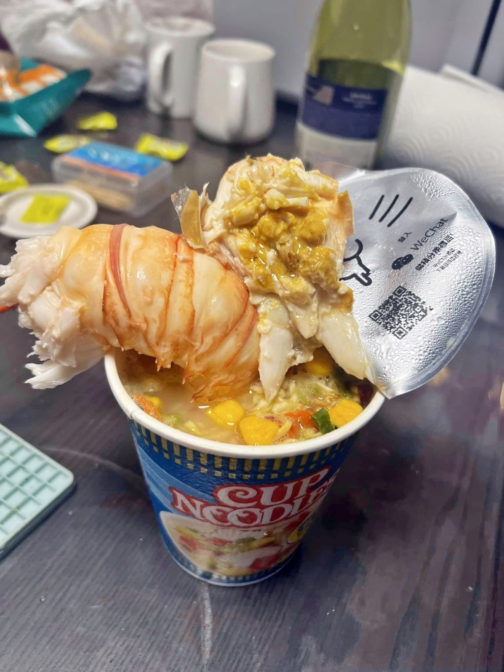 楼主以「一个人食嘢，简简单单整返个海鲜杯面算，一只虾一个杯面仲唔简单啊」为题上载相片。fb「香港街市鱼类海鲜研究社」图片