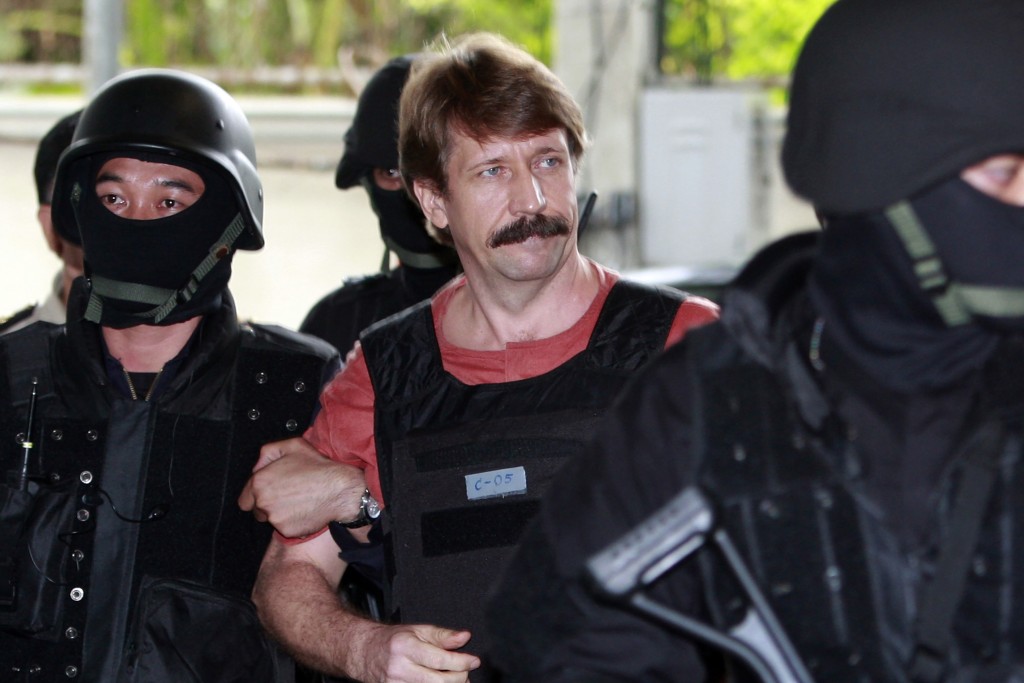 俄罗斯商人布特于2008年在泰国被捕。美方称布特向全球多个武装团体提供武器，其后被引渡至美国受审。AP