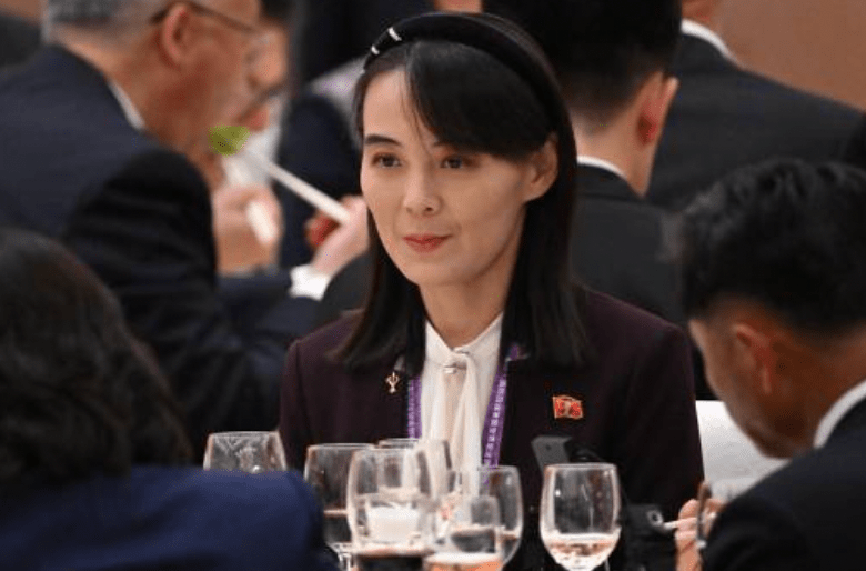 據俄羅斯媒體拍攝的畫面顯示，金與正當日手持一只法國名牌Christian Dior的經典Lady Dior黑色小羊皮手袋，售價高達7500美元（約5.8萬港元）。法新社