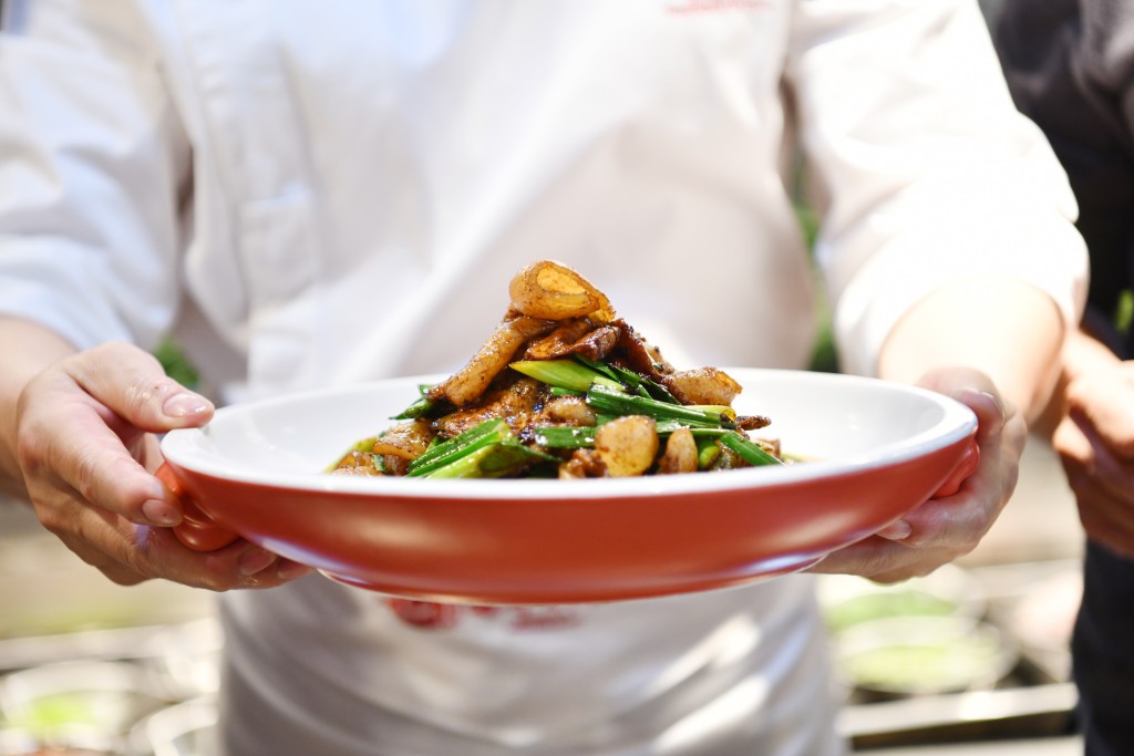 在四川成都，厨师王加强展示自己刚做的川菜回锅肉。 中新社